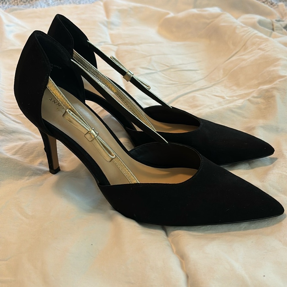 Size 10 Ann Taylor Factory classy black suede like pumps with gold bow